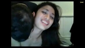 Asiática deliciosa fazendo sexo com seu namorado na frente da webcam