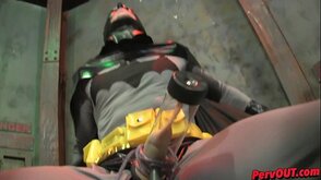 Vilãs do mal prendendo Batman e fazendo ele de escravo sexual