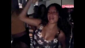 3movs porno brasileirinha dando pro macho na balada