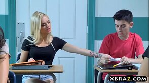 Sexo grátis casal novinho transando com a professora na escola