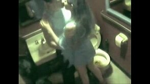 Camera de segurança flagra casal no banheiro do bar