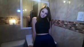 Lexi Aaane em video porn namoradinha fodendo com o amigo no banheiro