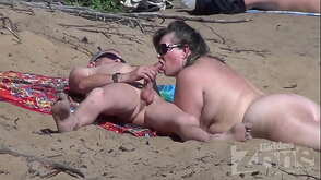 Casal coroa na praia de nudismo em pornozinho