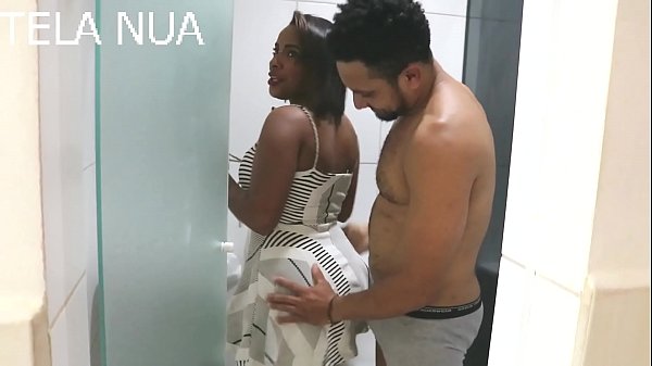 Nega mulata transando com marido no banheiro