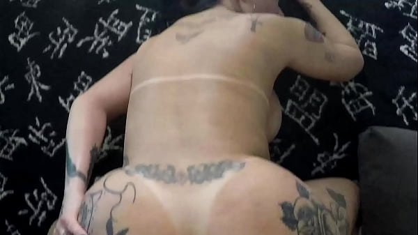 Tatuada bronzeada no video pprno brasileiro levando cacete