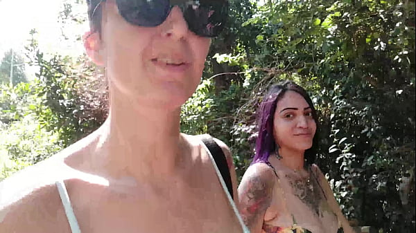 Vadias na praia de nudismo em video caseiro brasileiro de sexo com o macho