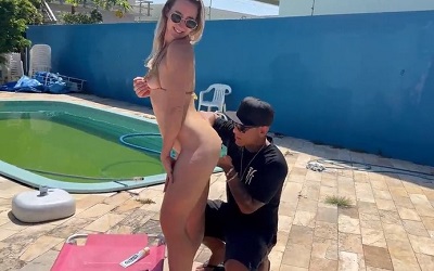 Dona de casa deixa o limpador de piscina lhe comer gostoso