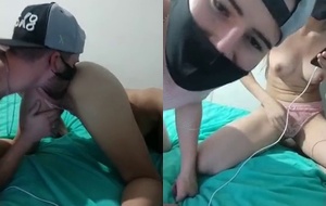Ninfetinha arreganhada gemendo alto enquanto o namorado chupa sua buceta rosada no sofá